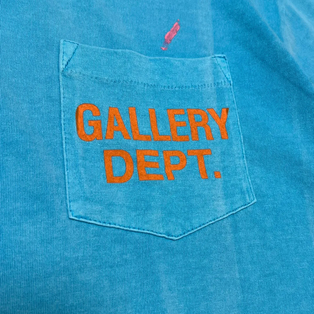 GALLERY DEPT. VINTAGE LOGO PAINTED TEE/Turquoise washed and distressed VINTAGE LOGO retro English pocket short sleeves lake blue S-XL ready-to-wear dyeing, hand-sewn and smeared with horseradish and fried with salt, very heavy industry, manufacturing dark and light fading technology, hand-splashed ink graffiti, genuine acrylic material